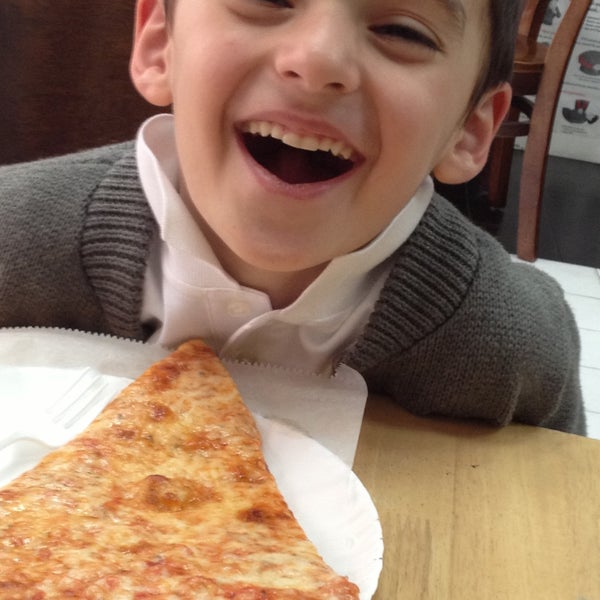 5/3/2013にLeslie B.がSaba&#39;s Pizza Upper Eastで撮った写真