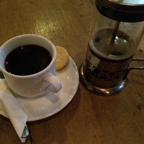Foto diambil di Folks Coffee and Tea House oleh Andri R. pada 11/10/2014