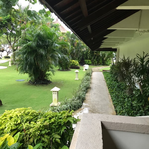 รูปภาพถ่ายที่ Discovery Kartika Plaza Hotel โดย Andri R. เมื่อ 1/31/2018