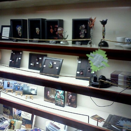 รูปภาพถ่ายที่ Hob Nobs Cafe &amp; Spirits โดย Alex Z. เมื่อ 6/2/2012