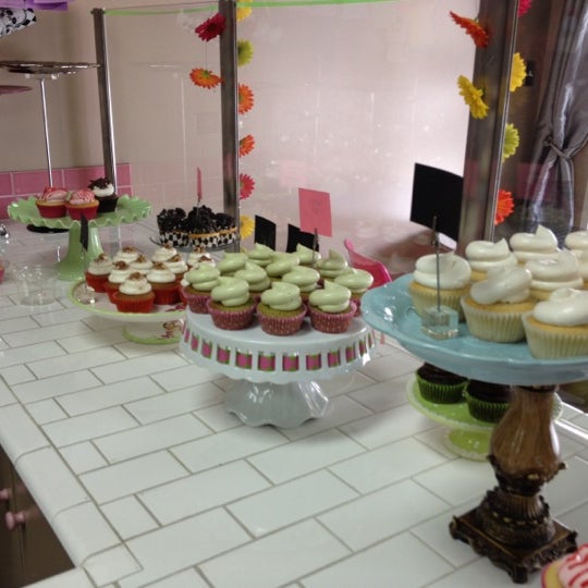Photo taken at Let Them Eat Cupcakes by Eric Y. on 7/18/2012