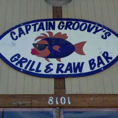 Foto tomada en Captain Groovy&#39;s Grill and Raw Bar  por Joey W. el 2/20/2011