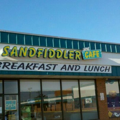 Photo prise au Sandfiddler Cafe par Clay R. le4/7/2011