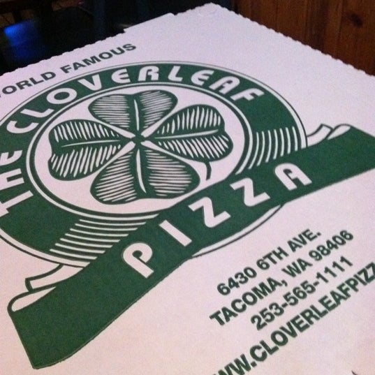 Foto tomada en The Cloverleaf Pizza  por Halley K. el 6/11/2011