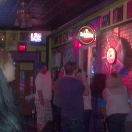 6/3/2012 tarihinde Fred K.ziyaretçi tarafından Singers Karaoke Club'de çekilen fotoğraf