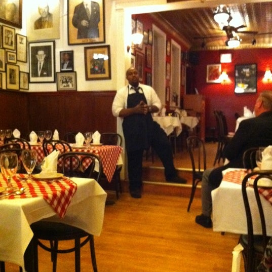 Foto scattata a The Victor Cafe da Marybeth T. il 11/10/2011