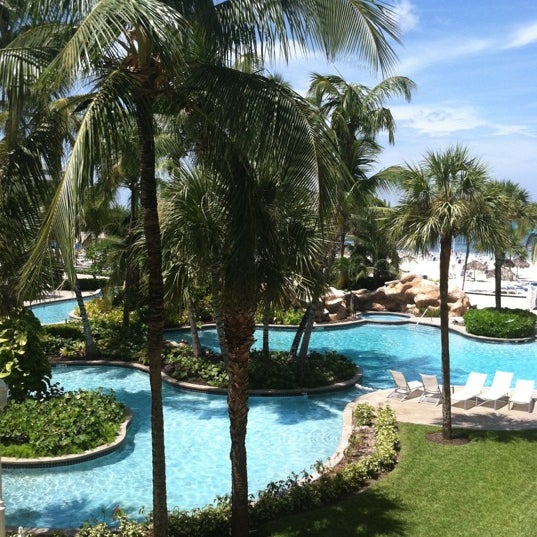 8/28/2012 tarihinde Liza R.ziyaretçi tarafından Melia Nassau Beach - Main Pool'de çekilen fotoğraf