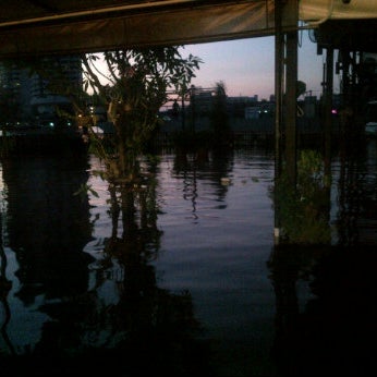 11/1/2011 tarihinde Montakan T.ziyaretçi tarafından Aquatini Riverside Restaurant &amp; Bar'de çekilen fotoğraf