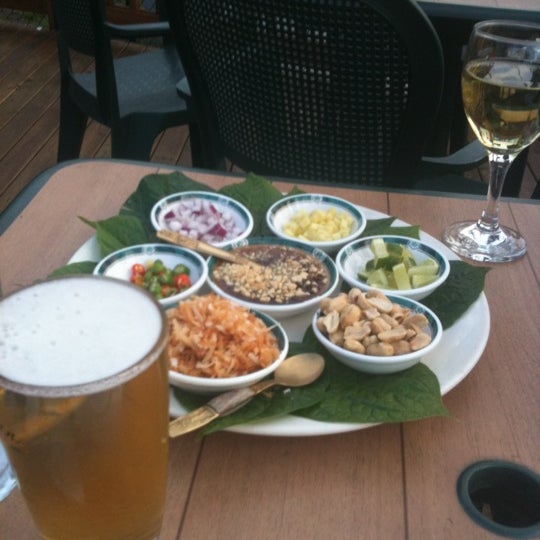 Снимок сделан в Kaosamai Thai Restaurant &amp; Caterer&#39;s пользователем BlueHolly 7/29/2011