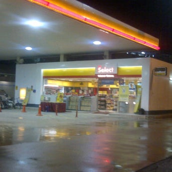 Снимок сделан в Shell Petrol Station пользователем Koden Izzho 10/27/2011