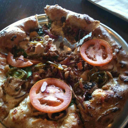 รูปภาพถ่ายที่ Top It Pizza โดย David G. เมื่อ 4/6/2012