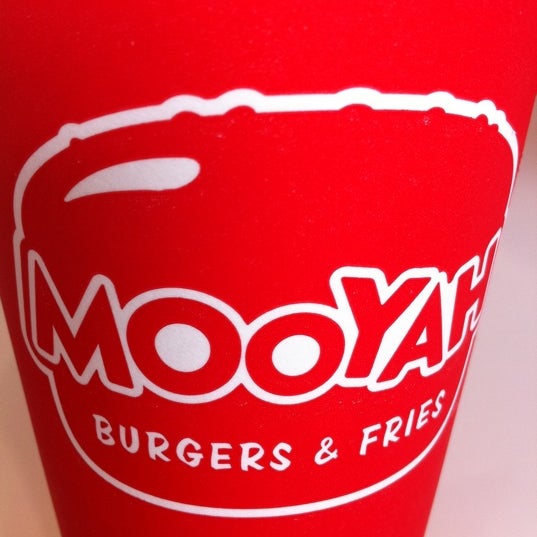 Снимок сделан в MOOYAH Burgers, Fries &amp; Shakes пользователем Josh L. 8/9/2011