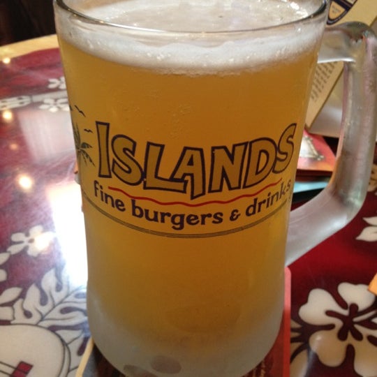 Снимок сделан в Islands Restaurant пользователем Richie D. 7/15/2012