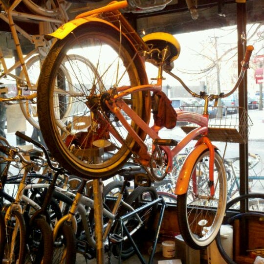 รูปภาพถ่ายที่ B&#39;s Bikes โดย *Bitch Cakes* เมื่อ 1/28/2012