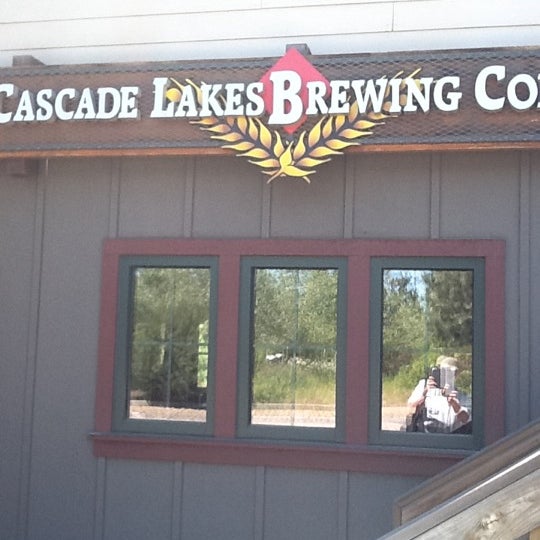 Foto tirada no(a) Cascade Lakes Brewing por Wayne O. em 7/23/2011