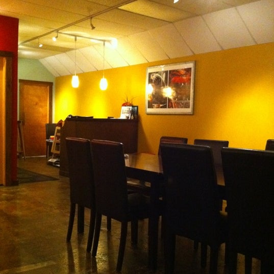 Foto tirada no(a) Naisa Pan Asian Cafe por Jay P. em 10/19/2011