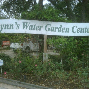 Foto diambil di Lynn&#39;s Landscaping and Water Garden Center oleh Greg G. pada 11/6/2011