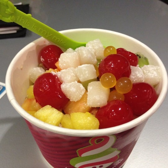 4/19/2012에 Alex G.님이 Menchie&#39;s Frozen Yogurt - University Town Center에서 찍은 사진