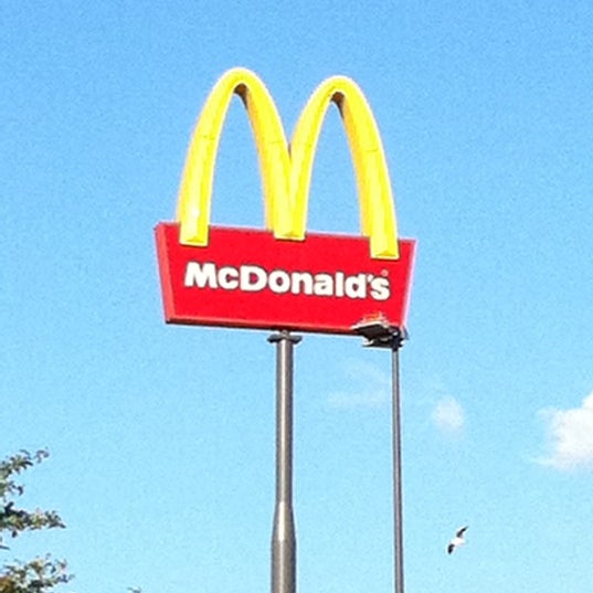 รูปภาพถ่ายที่ McDonald&#39;s โดย Wim S. เมื่อ 7/9/2011