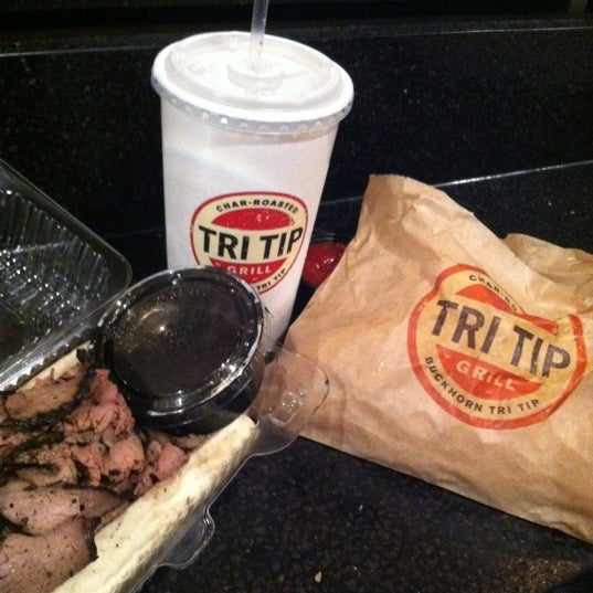 4/15/2012 tarihinde Oscar T.ziyaretçi tarafından Tri Tip Grill'de çekilen fotoğraf