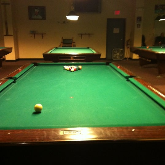 Foto tirada no(a) Van Phan Billiards and Bar por Brandon P. em 1/28/2012