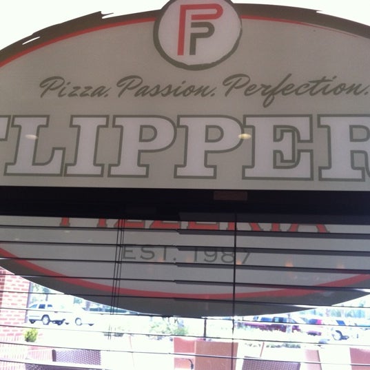 Foto tomada en Flippers Pizzeria  por Dave C. el 9/5/2011