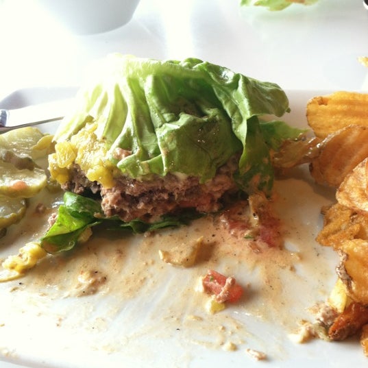 Foto tirada no(a) Lush Burger por Crystal S. em 8/18/2012