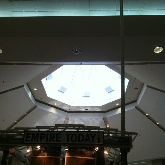 รูปภาพถ่ายที่ Governor&#39;s Square Mall โดย Jimmy J. เมื่อ 7/10/2011