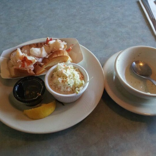 รูปภาพถ่ายที่ Westbrook Lobster Restaurant &amp; Bar โดย Mike K. เมื่อ 9/8/2011