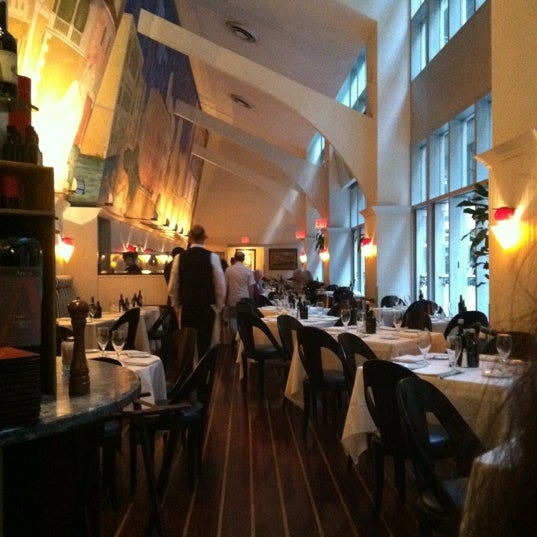 Das Foto wurde bei Remi Restaurant von Sousou B. am 8/29/2012 aufgenommen