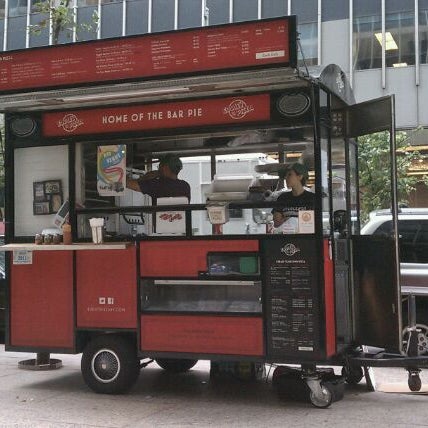 Foto diambil di The Eddie&#39;s Pizza Truck oleh Craig T. pada 9/27/2011