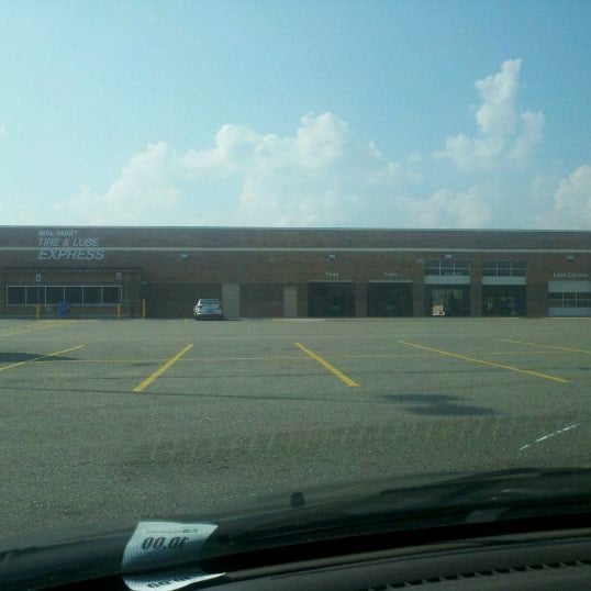 次での写真：Walmart Supercenter Streetsboroの大型店