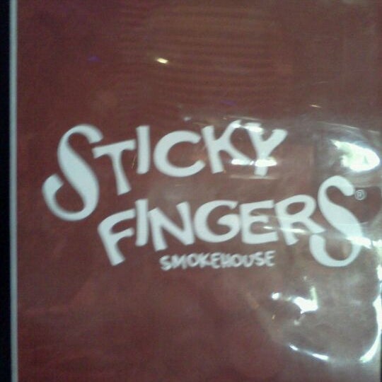 Photo prise au Sticky Fingers Smokehouse - Get Sticky. Have Fun! par Yasmeen W. le7/27/2011