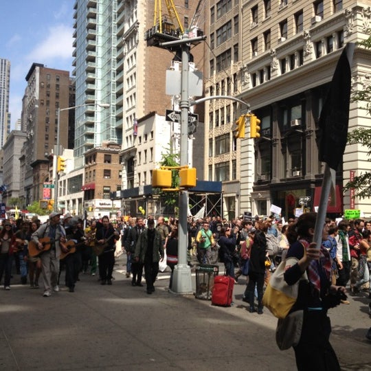 Снимок сделан в Occupy Wall Street пользователем Laurens B. 5/1/2012