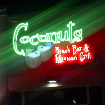 รูปภาพถ่ายที่ Coconuts Beach Bar and Mexican Grill โดย James A. เมื่อ 6/7/2012