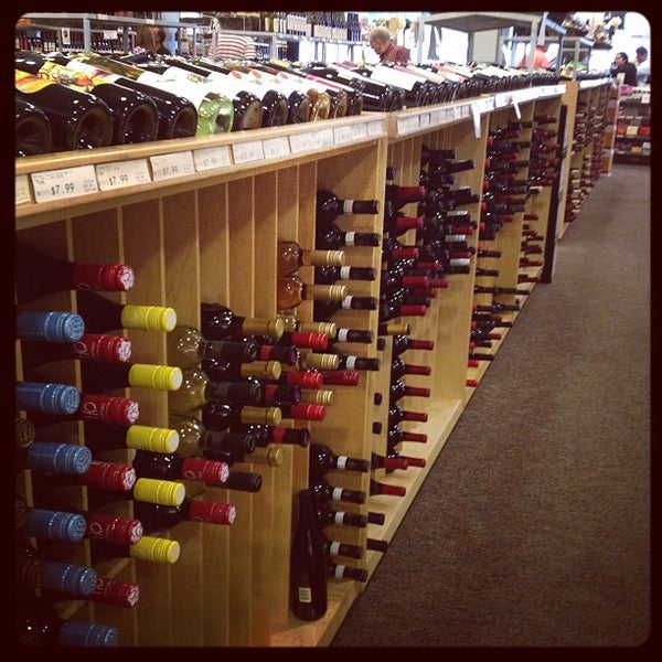 รูปภาพถ่ายที่ Martin Wine Cellar โดย Clandestine N. เมื่อ 8/19/2012