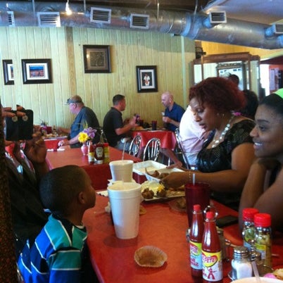 รูปภาพถ่ายที่ Sisters Of The New South โดย Derrick W. เมื่อ 8/26/2012