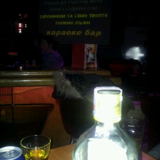 1/3/2012 tarihinde Deyan S.ziyaretçi tarafından Karaoke Bar'de çekilen fotoğraf