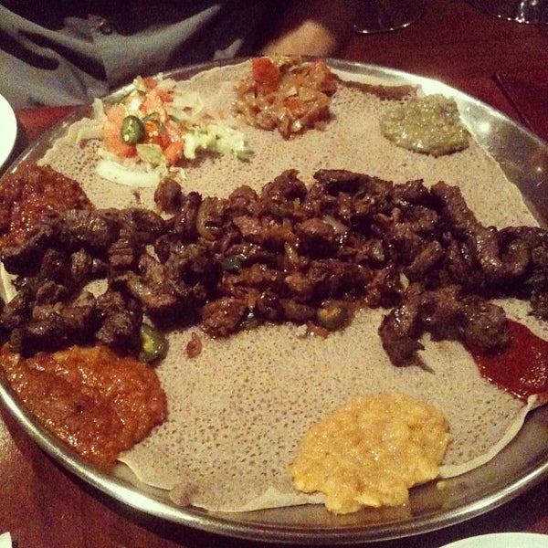 Foto diambil di Etete Ethiopian Cuisine oleh Yarda R. pada 1/31/2012