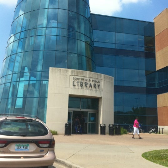 Foto tirada no(a) Southfield Public Library por Tylor S. em 7/19/2011