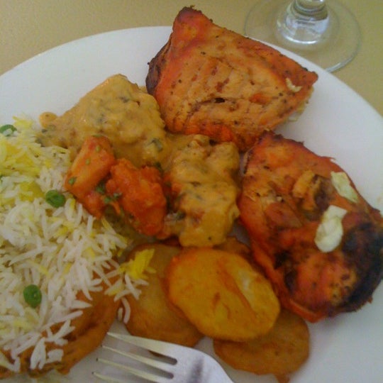 Foto scattata a Sansar Indian Cuisine da Ivan S. il 4/21/2011