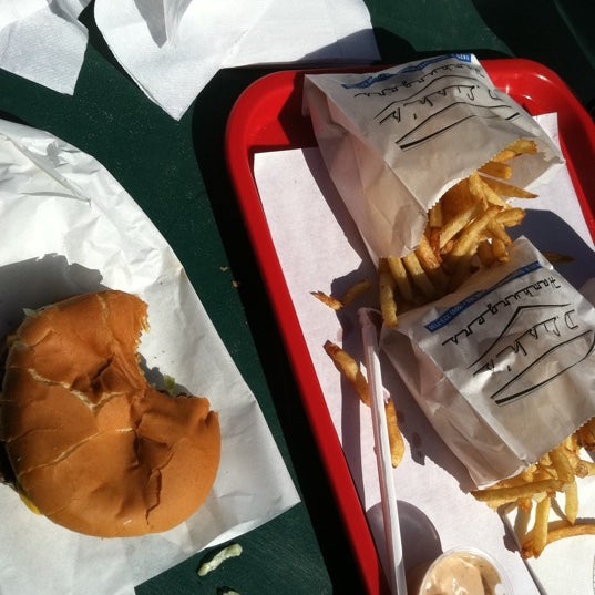 Foto tirada no(a) D. Lish&#39;s Great Hamburgers por Ty S. em 5/18/2011
