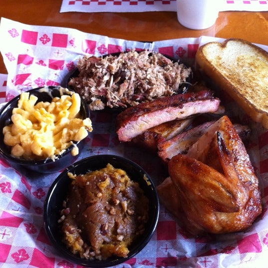รูปภาพถ่ายที่ Smok&#39;n Pig BBQ โดย Chris H. เมื่อ 9/17/2011