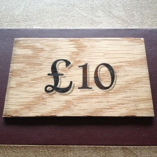 รูปภาพถ่ายที่ £10 (Ten Pound Bar) โดย   MJ เมื่อ 6/2/2012
