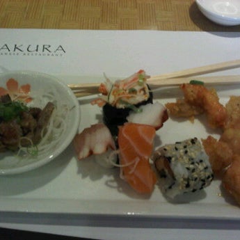 Foto tomada en Sakura Japanese Restaurant  por Monvi O. el 5/2/2012
