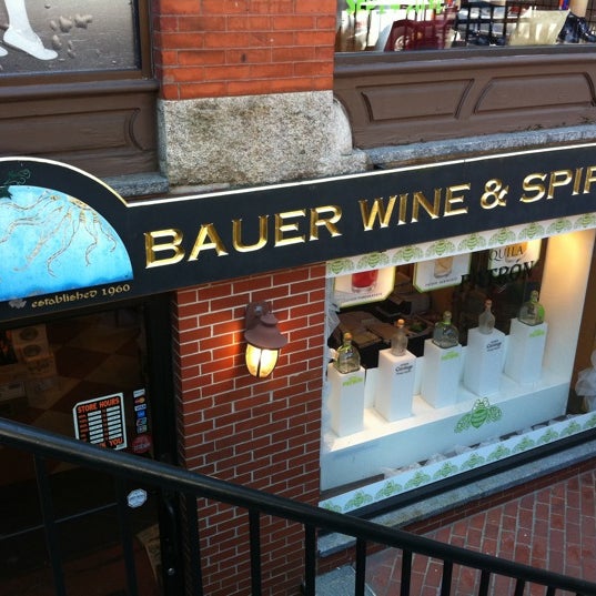 Foto scattata a Bauer Wines And Spirits da Spherical T. il 8/31/2011