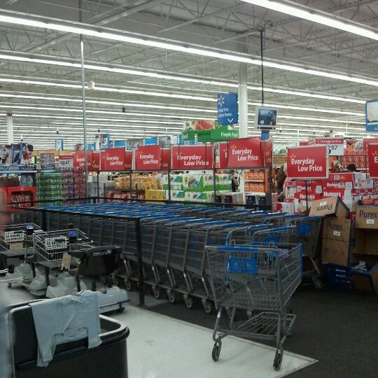รูปภาพถ่ายที่ Walmart Supercentre โดย Urooj K. เมื่อ 10/9/2011