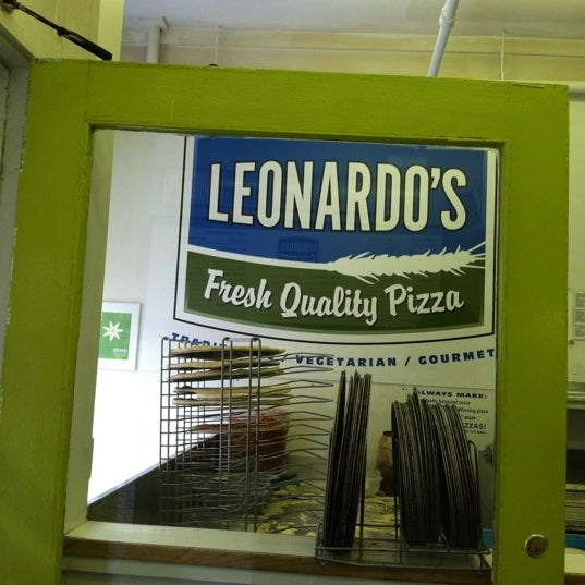 Снимок сделан в Leonardo&#39;s Pizza пользователем J $. 6/30/2011