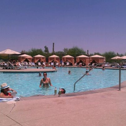 รูปภาพถ่ายที่ Talking Stick Resort Pool โดย Sherita B. เมื่อ 5/20/2012