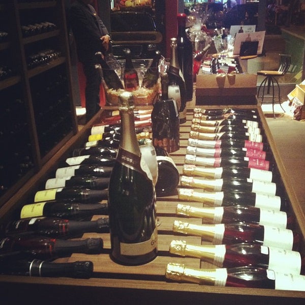 รูปภาพถ่ายที่ D&#39;Vinos - Wine Store โดย André L. เมื่อ 7/17/2012